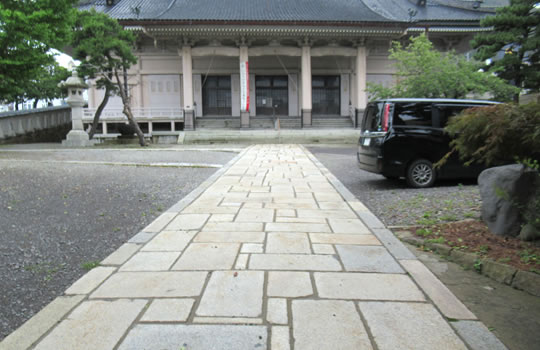 東本願寺中庭前通路／ミカゲ石張工事（元町16番地）