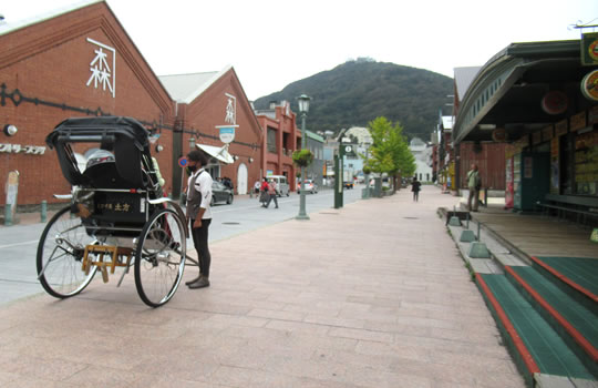 金森倉庫前歩道／ミカゲ平板張替工事（末広町24番地）